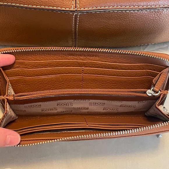 Michael Kors leather handbag w/matching wallet - Picture 14 of 16